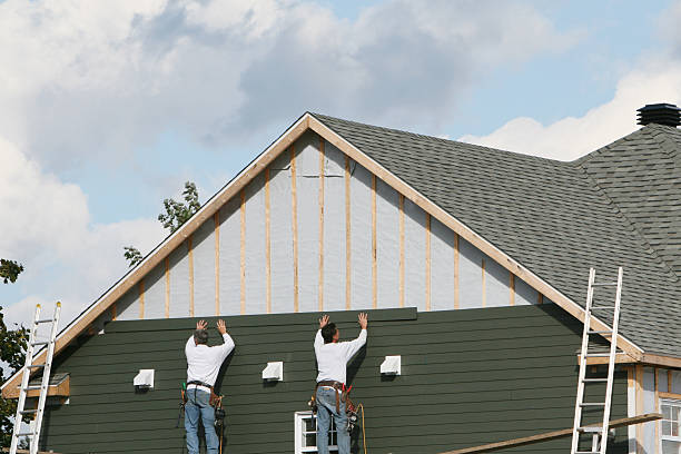 Professional Siding Installation technician working in Ellenton, FL